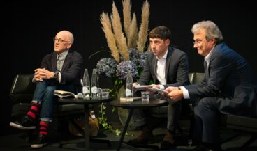 Jonathan Ledgard und Manuel Bessler bei einem Gespräch im Landesmuseum