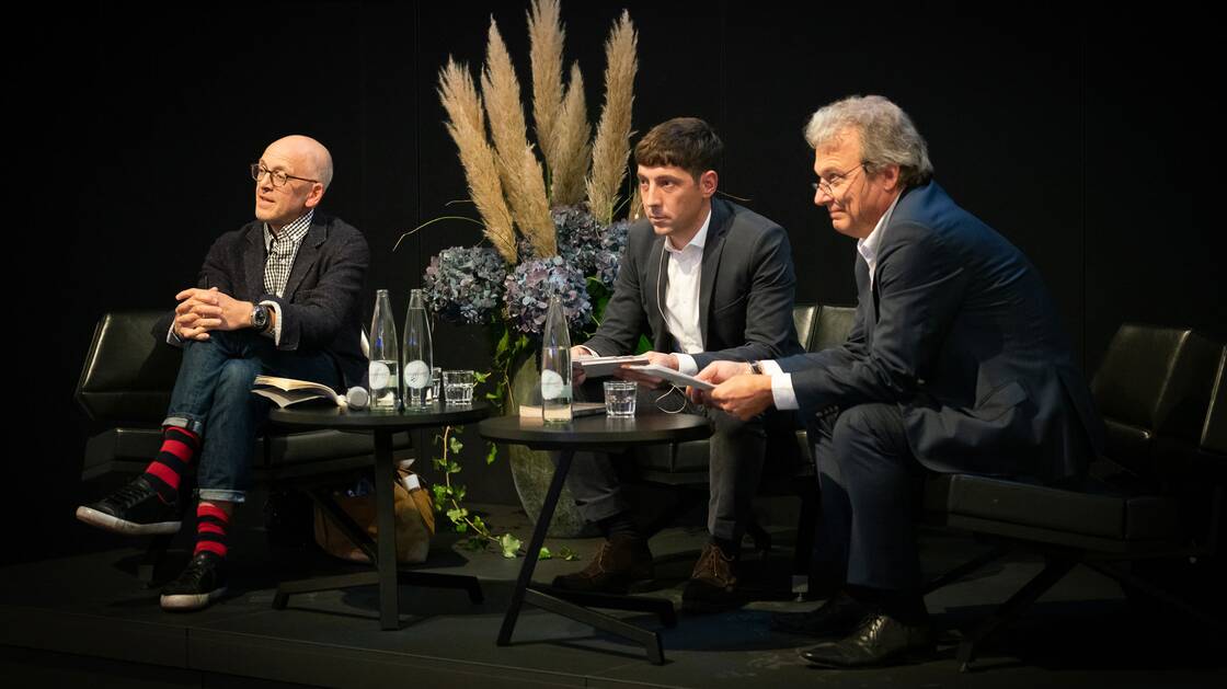Jonathan Ledgard und Manuel Bessler bei einem Gespräch im Landesmuseum