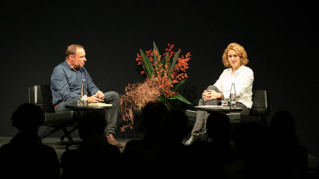 Flavia Kleiner bei einem Gespräch im Landesmuseum