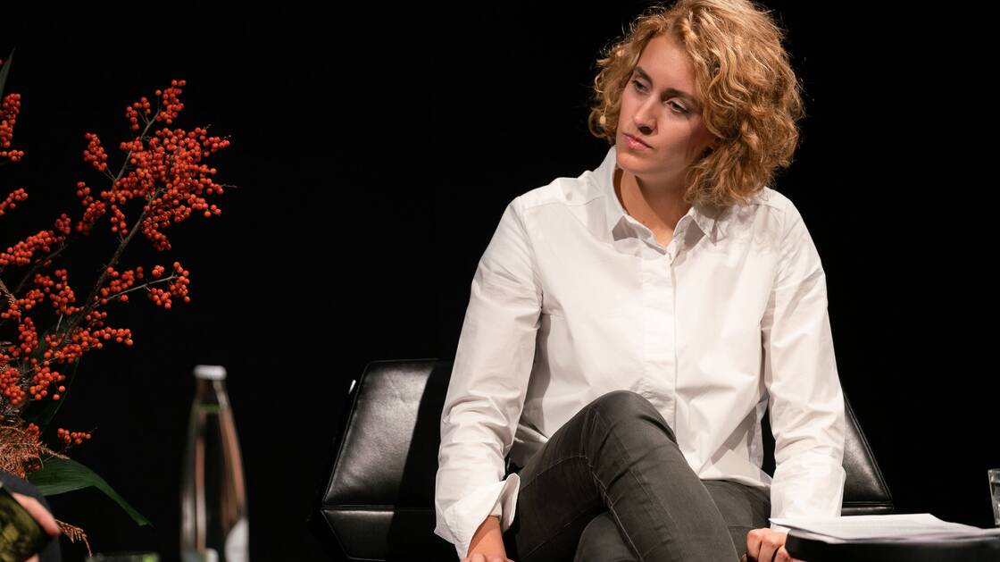 Flavia Kleiner bei einem Gespräch im Landesmuseum