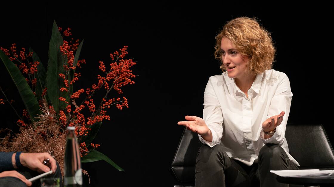 Flavia Kleiner bei einem Gespräch im Landesmuseum