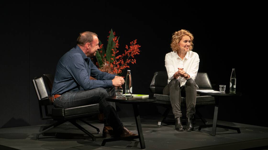Flavia Kleiner bei einem Gespräch im Landesmuseum