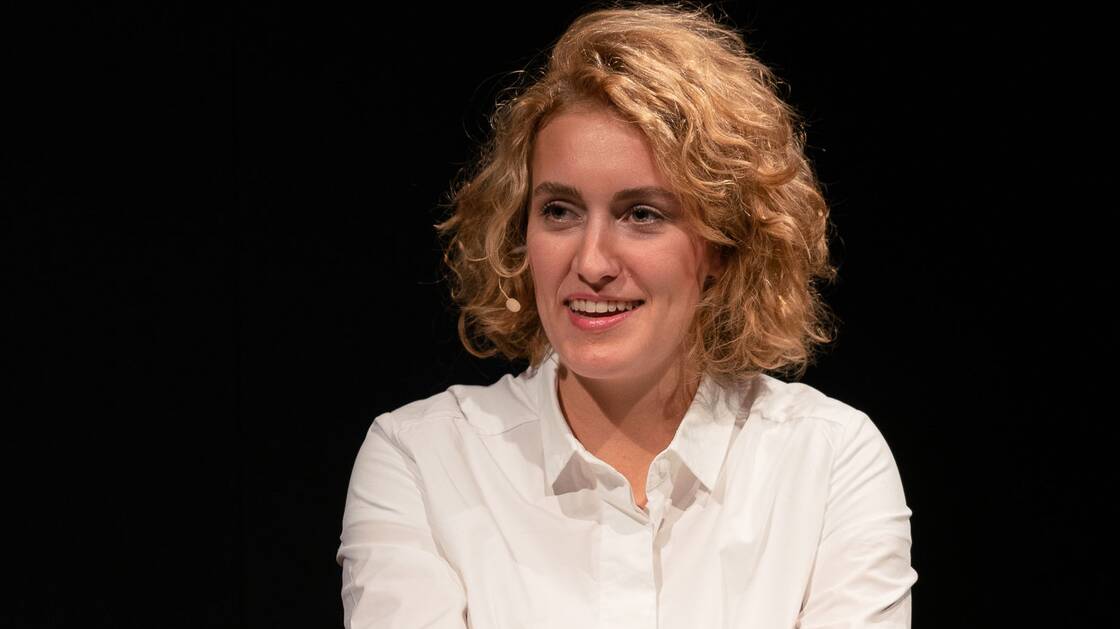 Flavia Kleiner bei einem Gespräch im Landesmuseum