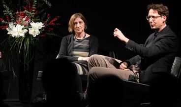 Monika Bütler und Michael Herrmann bei einem Gespräch im Landesmuseum