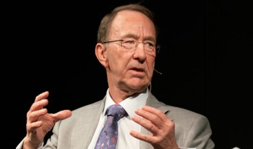 Der Historiker Sir Ian Kershaw bei einem Gespräch im Landesmuseum