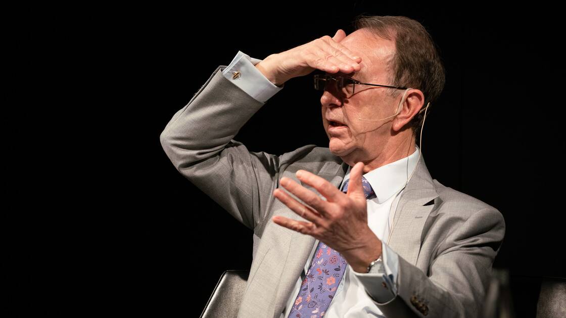 Der Historiker Sir Ian Kershaw bei einem Gespräch im Landesmuseum