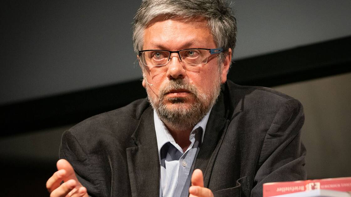 Lo scrittore Mikhail Shishkin durante una conferenza al Landesmuseum