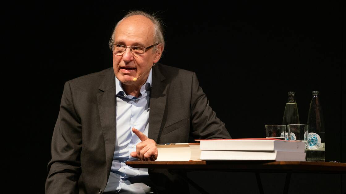 Der Historiker Bernd Roek bei einem Gespräch im Landesmuseum