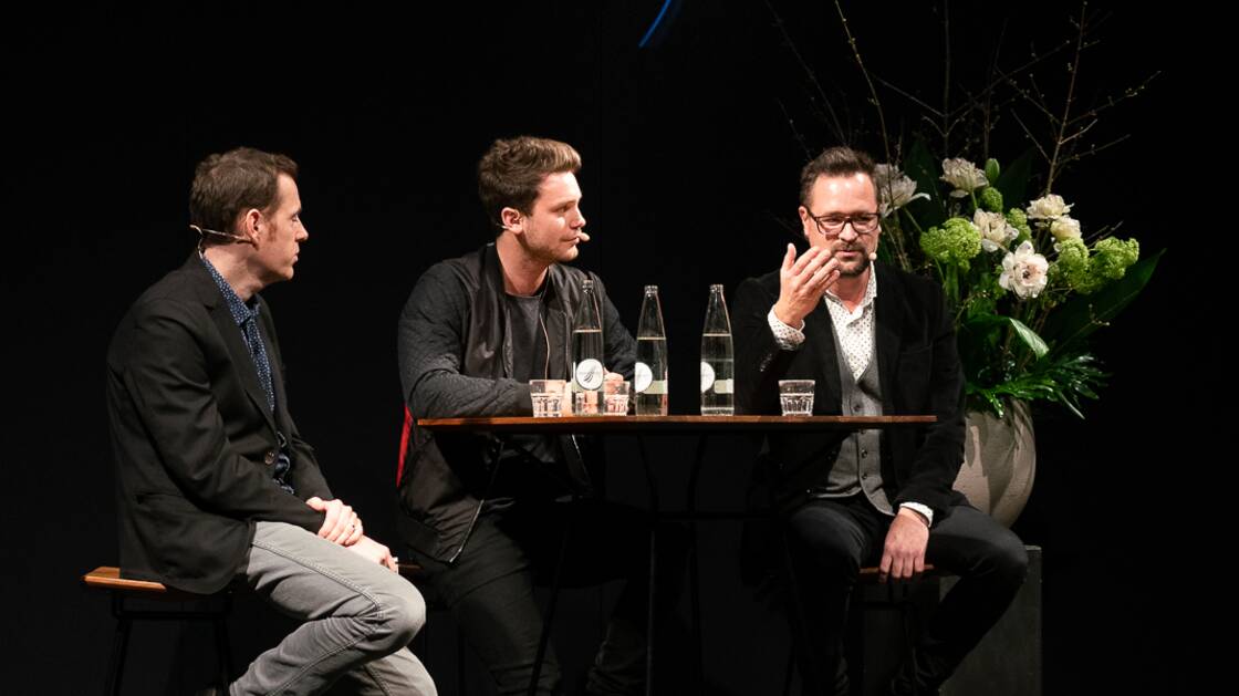 Mathieu Jaton und Bastian Baker bei einem Gespräch im Landesmuseum