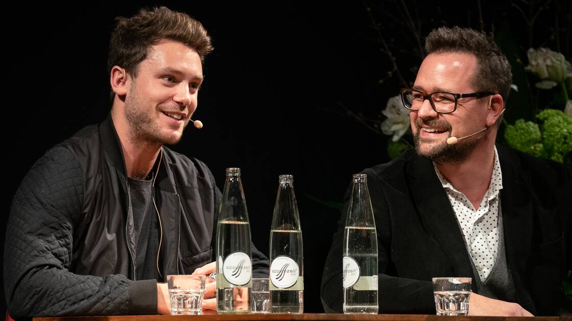 Mathieu Jaton und Bastian Baker bei einem Gespräch im Landesmuseum