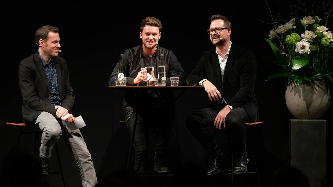 Mathieu Jaton und Bastian Baker bei einem Gespräch im Landesmuseum