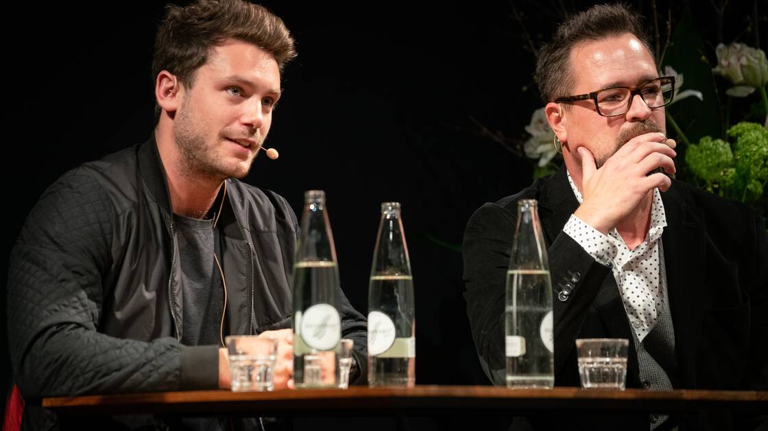 Mathieu Jaton und Bastian Baker bei einem Gespräch im Landesmuseum