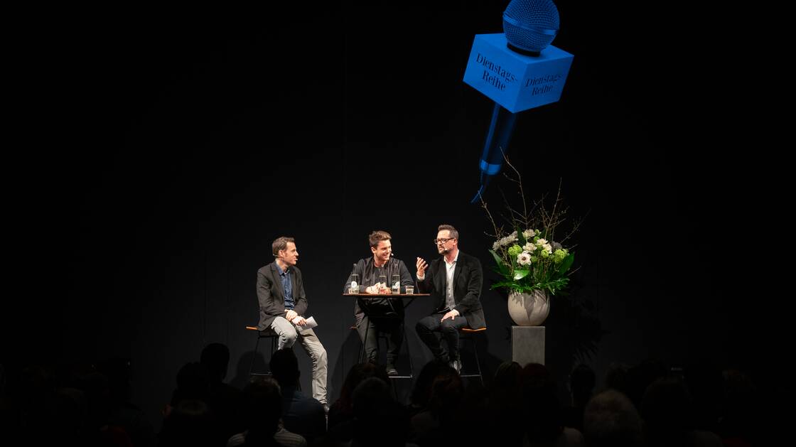 Mathieu Jaton et Bastian Baker lors d'une discussion au musée national