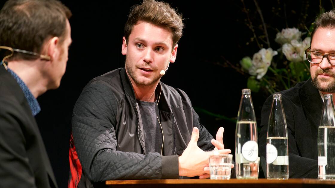 Mathieu Jaton und Bastian Baker bei einem Gespräch im Landesmuseum