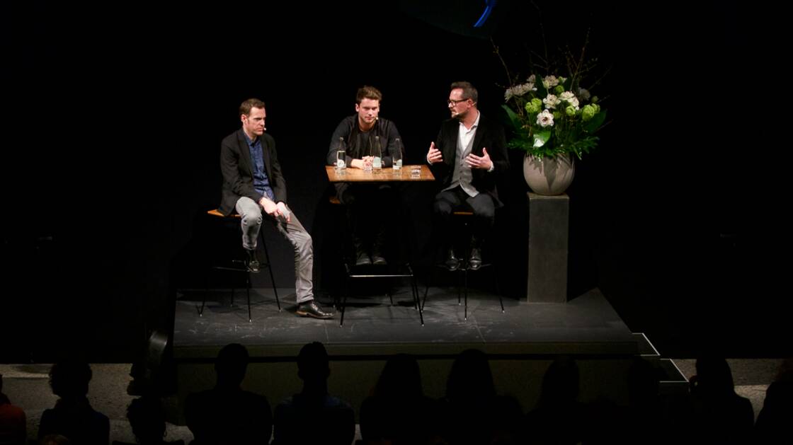 Mathieu Jaton und Bastian Baker bei einem Gespräch im Landesmuseum