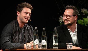 Mathieu Jaton und Bastian Baker bei einem Gespräch im Landesmuseum