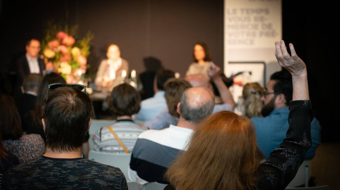 Mathieu Leimgruber und Nouria Hernandez bei einem Gespräch im Landesmuseum
