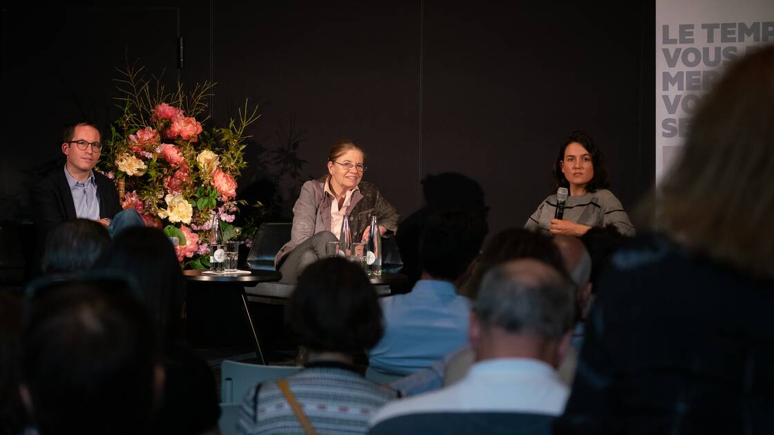Mathieu Leimgruber und Nouria Hernandez bei einem Gespräch im Landesmuseum