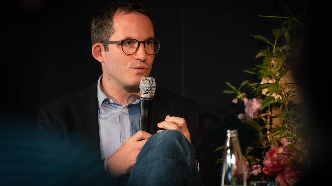 Mathieu Leimgruber und Nouria Hernandez bei einem Gespräch im Landesmuseum