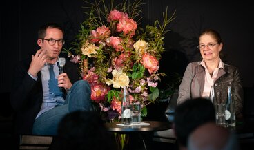 Mathieu Leimgruber und Nouria Hernandez bei einem Gespräch im Landesmuseum