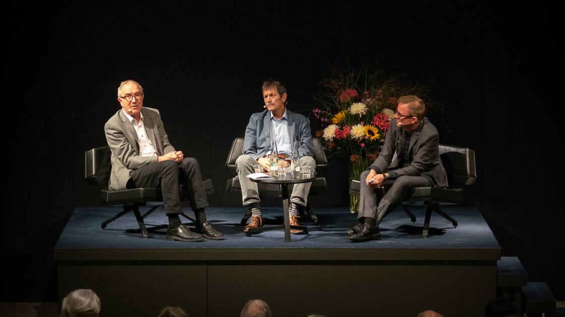 Ueli Mäder and Niklaus Oberholzer during a discussion at the National Museum