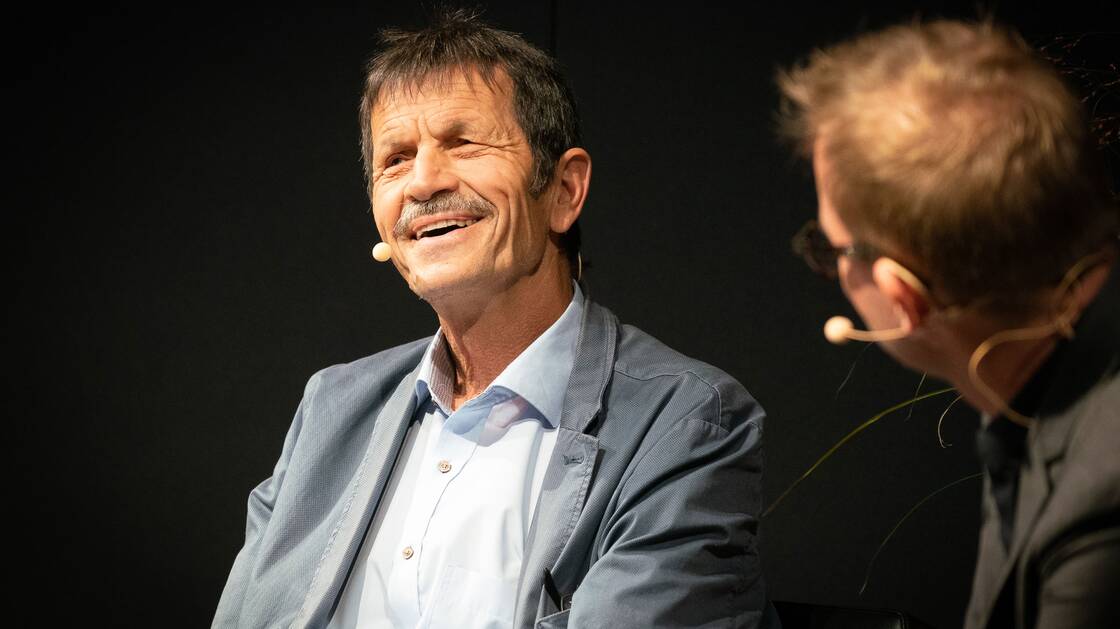 Ueli Mäder et Niklaus Oberholzer lors d'une discussion au Musée national