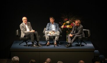 Ueli Mäder und Niklaus Oberholzer bei einem Gespräch im Landesmuseum