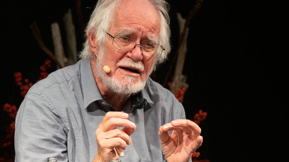 Jacques Dubouchet bei einem Gespräch im Landesmuseum