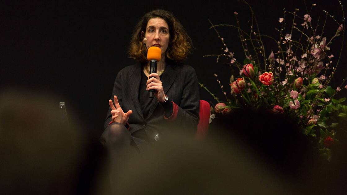 Lili Hinstin bei einem Gespräch im Landesmuseum