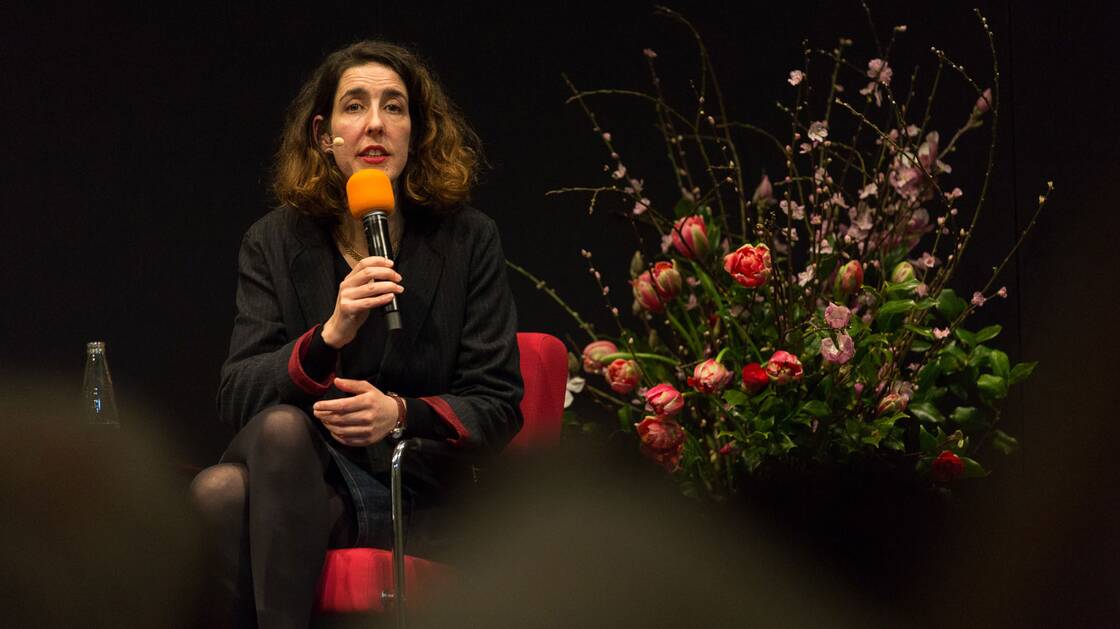 Lili Hinstin bei einem Gespräch im Landesmuseum