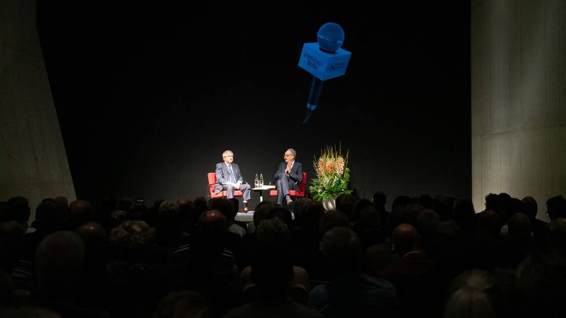 Sir Richard Evans bei einem Gespräch im Landesmuseum