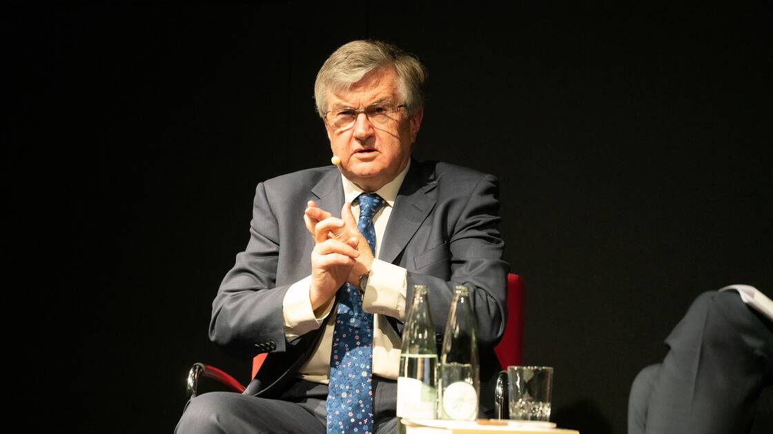 Sir Richard Evans bei einem Gespräch im Landesmuseum
