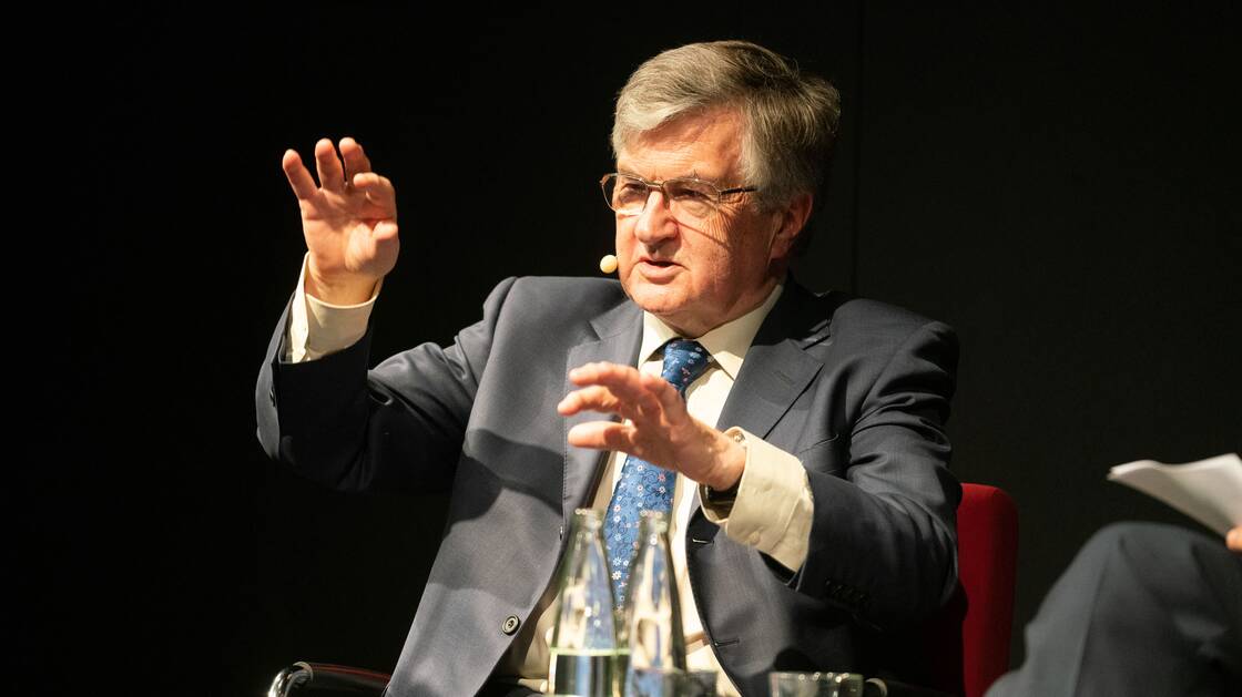 Sir Richard Evans bei einem Gespräch im Landesmuseum