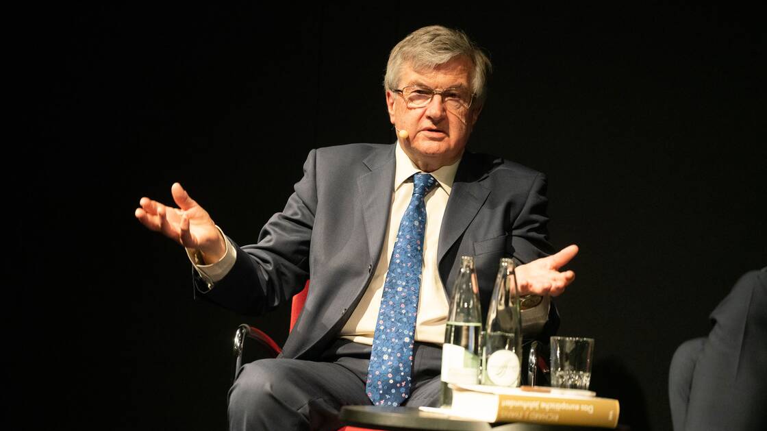 Sir Richard Evans bei einem Gespräch im Landesmuseum