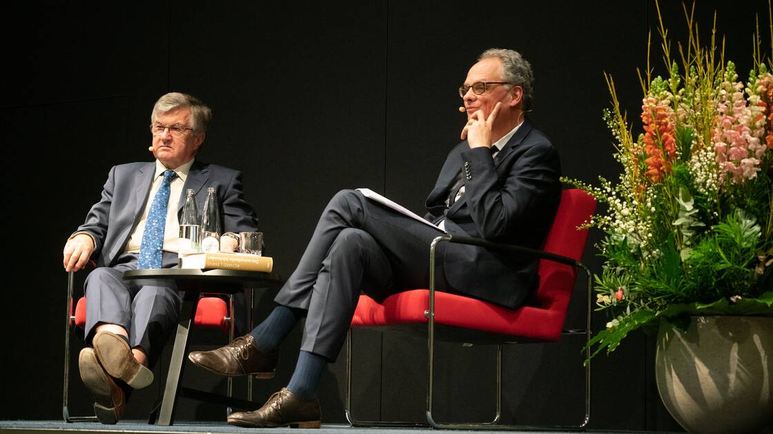 Sir Richard Evans bei einem Gespräch im Landesmuseum