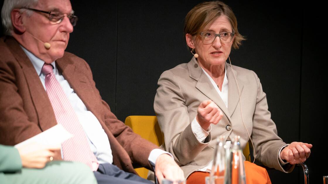 Ruhe vor dem Sturm? Gratisgeld und seine Folgen für die Gesellschaft | mit Monika Bütler, Andréa Maechler und Kurt Schiltknecht  | © Schweizerisches Nationalmuseum