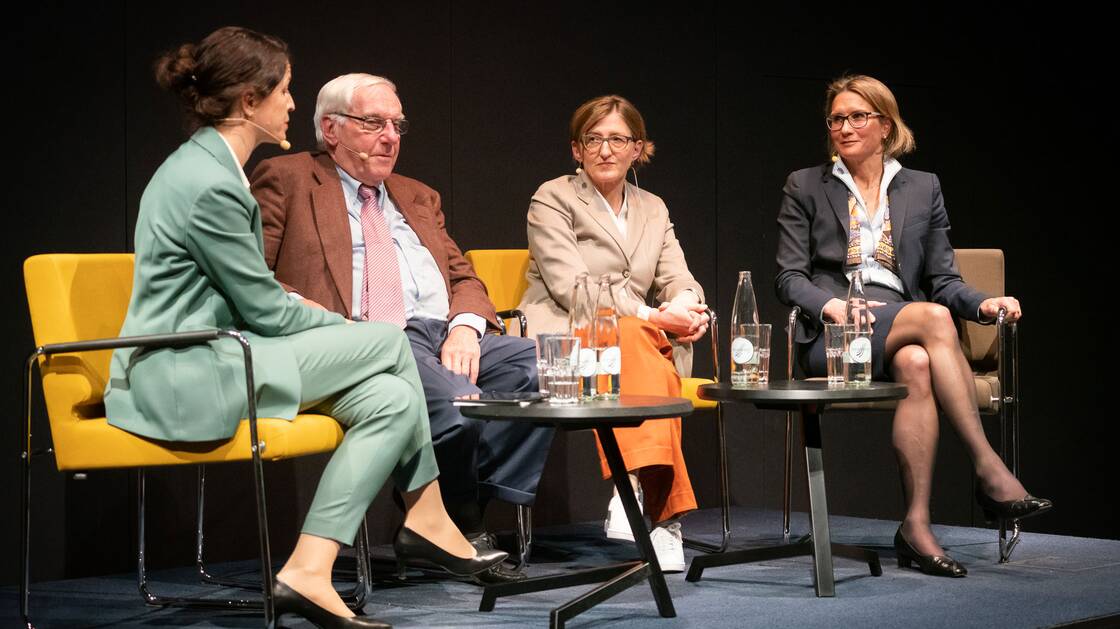 Ruhe vor dem Sturm? Gratisgeld und seine Folgen für die Gesellschaft | mit Monika Bütler, Andréa Maechler und Kurt Schiltknecht  | © Schweizerisches Nationalmuseum