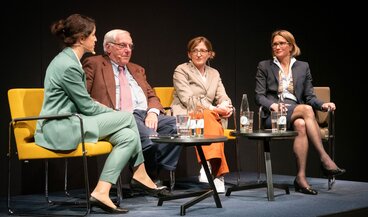 Ruhe vor dem Sturm? Gratisgeld und seine Folgen für die Gesellschaft | mit Monika Bütler, Andréa Maechler und Kurt Schiltknecht  | © Schweizerisches Nationalmuseum