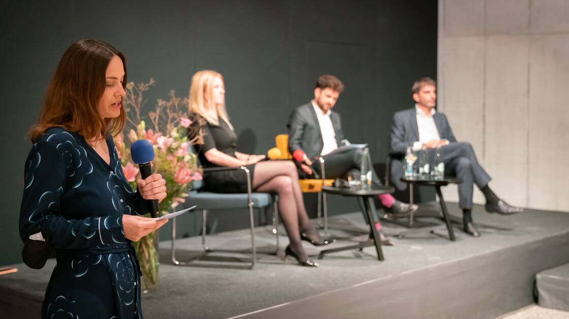 Werden wir ärmer? Eine globale Steuerrevolution bahnt sich an. | Professor Aymo Brunetti und Rechtsprofessorin Andrea Opel | © Schweizerisches Nationalmuseum