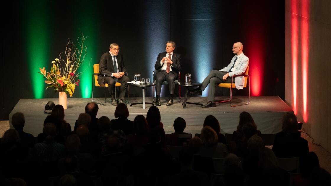 Italianità in Svizzera. Quali strade per rafforzarla? | Il Consigliere federale Ignazio Cassis, Maurizio Canetta, giornalista ed ex direttore della RSI, e Peter Jankovsky, dipendente della NZZ. | © Schweizerisches Nationalmuseum