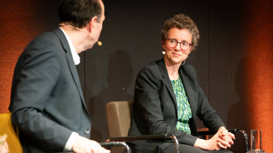 Wahlheimat des Kapitals: Wie die Schweiz zur Steueroase wurde | Die Historikerin Korinna Schönhärl und der Historiker Tobias Straumann | Moderation: Lea Haller | © Schweizerisches Nationalmuseum