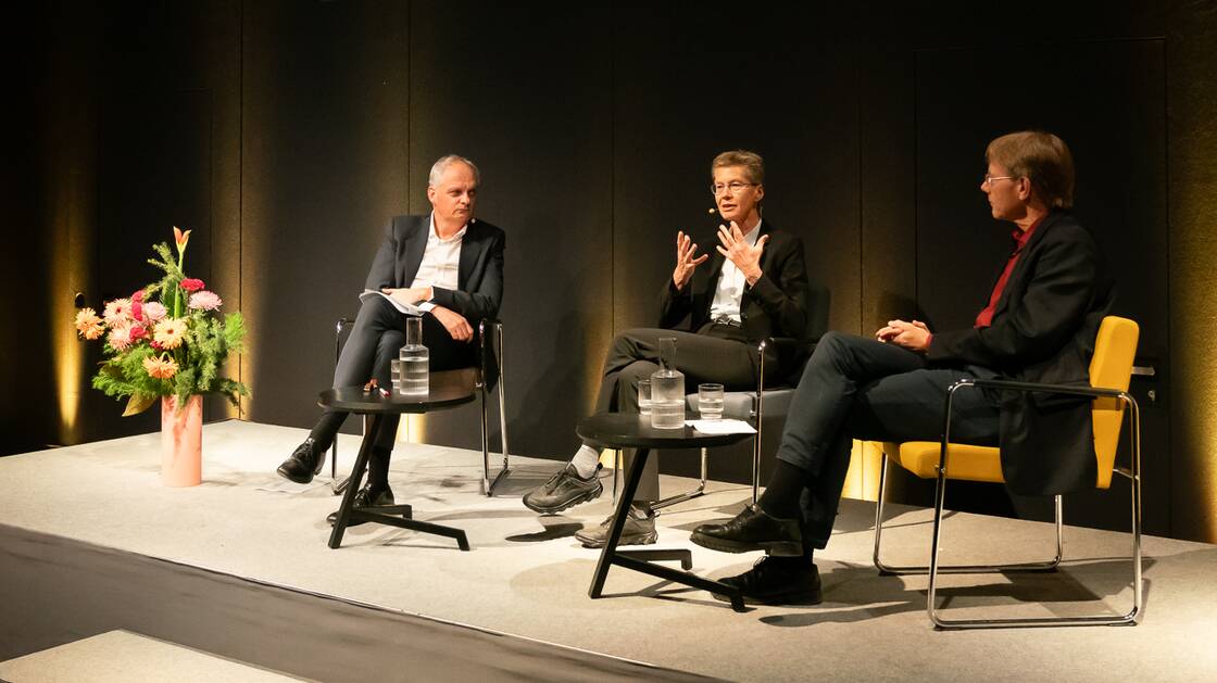 Rechtswissenschaftlerin Astrid Epiney, Historiker Thomas Maissen | Moderation: Peer Teuwsen | © Schweizerisches Nationalmuseum