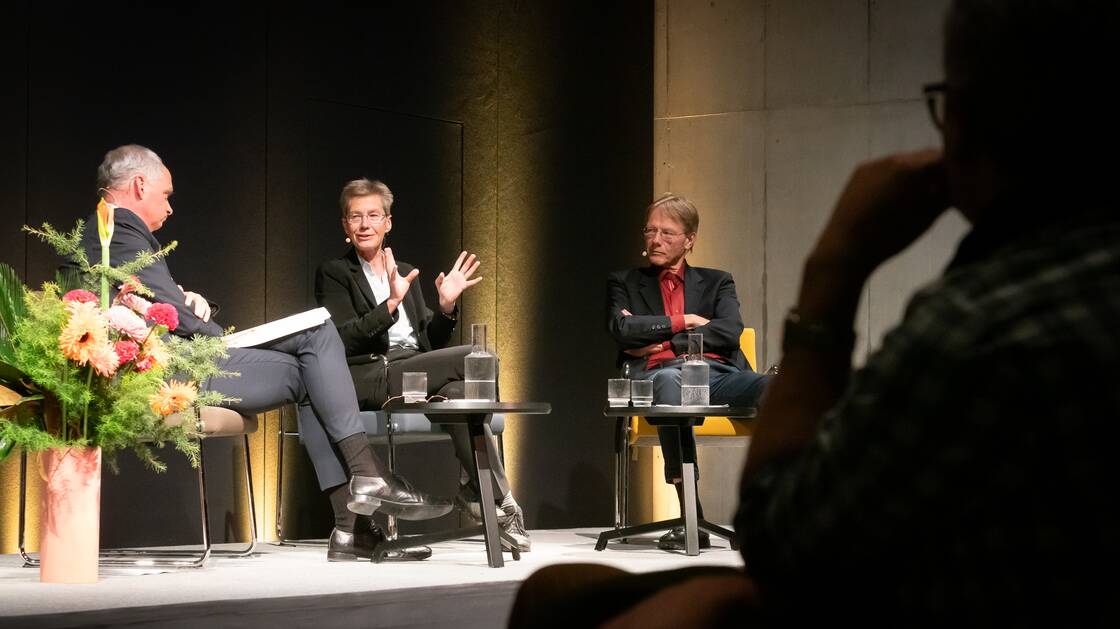 Rechtswissenschaftlerin Astrid Epiney, Historiker Thomas Maissen | Moderation: Peer Teuwsen | © Schweizerisches Nationalmuseum