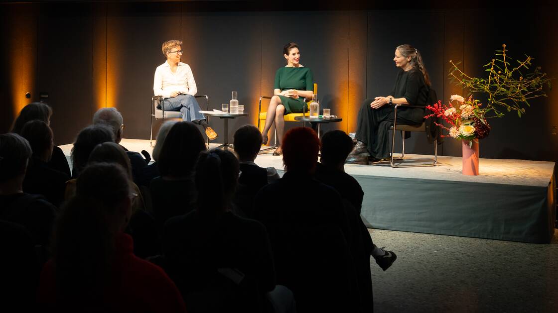 Geschlecht und Psyche | Nationalrätin und Autorin: Anna Rosenwasser | Psychoanalytikerin und Kulturwissenschaftlerin: Monika Gsell | Moderation: Christina Caprez | © Schweizerisches Nationalmuseum