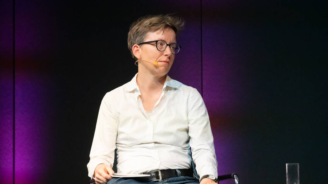 Geschlecht und Psyche | Nationalrätin und Autorin: Anna Rosenwasser | Psychoanalytikerin und Kulturwissenschaftlerin: Monika Gsell | Moderation: Christina Caprez | © Schweizerisches Nationalmuseum