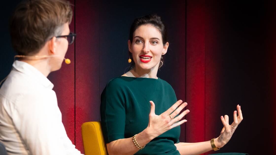 Geschlecht und Psyche | Nationalrätin und Autorin: Anna Rosenwasser | Psychoanalytikerin und Kulturwissenschaftlerin: Monika Gsell | Moderation: Christina Caprez | © Schweizerisches Nationalmuseum