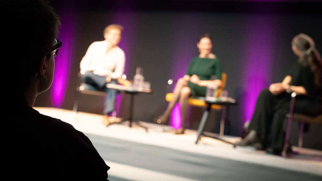 Geschlecht und Psyche | Nationalrätin und Autorin: Anna Rosenwasser | Psychoanalytikerin und Kulturwissenschaftlerin: Monika Gsell | Moderation: Christina Caprez | © Schweizerisches Nationalmuseum