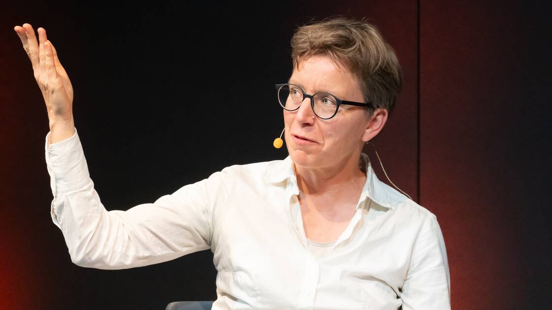 Geschlecht und Psyche | Nationalrätin und Autorin: Anna Rosenwasser | Psychoanalytikerin und Kulturwissenschaftlerin: Monika Gsell | Moderation: Christina Caprez | © Schweizerisches Nationalmuseum