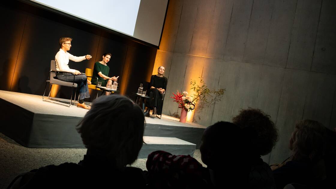 Geschlecht und Psyche | Nationalrätin und Autorin: Anna Rosenwasser | Psychoanalytikerin und Kulturwissenschaftlerin: Monika Gsell | Moderation: Christina Caprez | © Schweizerisches Nationalmuseum