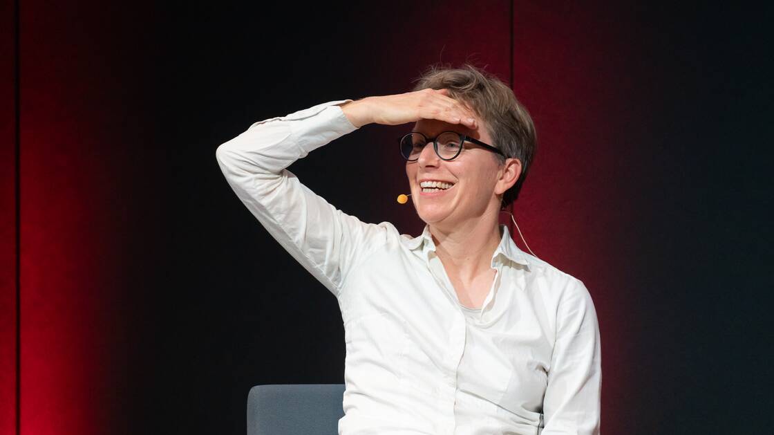 Geschlecht und Psyche | Nationalrätin und Autorin: Anna Rosenwasser | Psychoanalytikerin und Kulturwissenschaftlerin: Monika Gsell | Moderation: Christina Caprez | © Schweizerisches Nationalmuseum